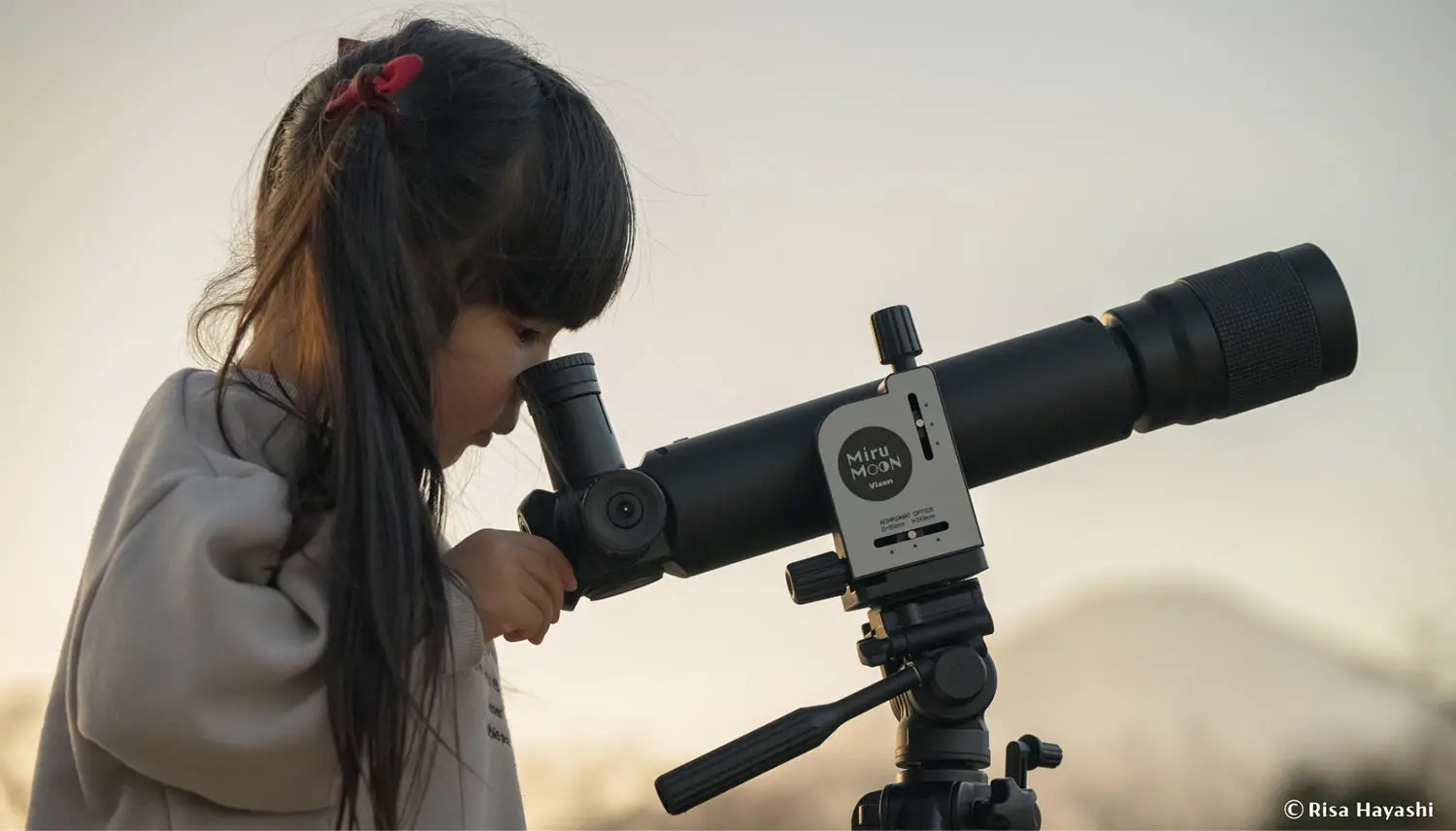 お月見望遠鏡ミルムーンの接眼レンズをのぞき込む女の子