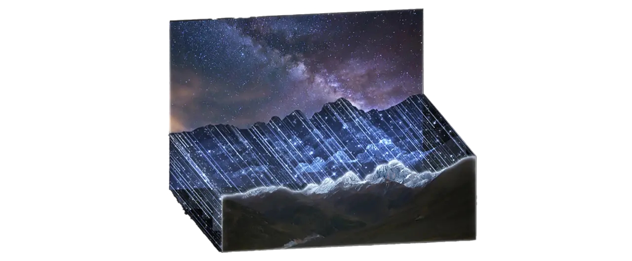 天の川の夜空と山並みをひと続きに捉えた地上風景の作例